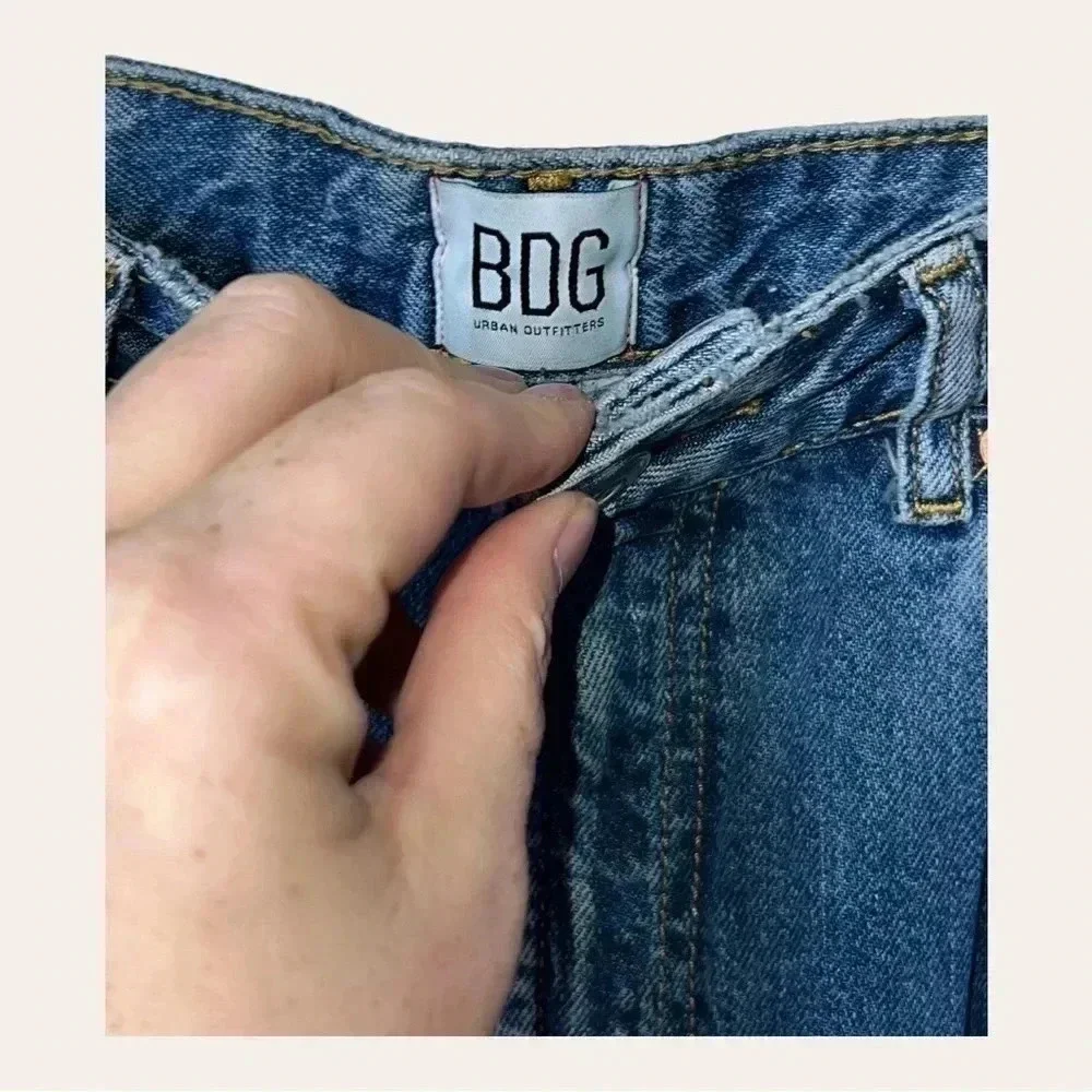 0131. BDG DISTRESSED MEDIUM‎ WASH DENIM JEANS SIZE 30